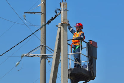 20 Lineman Jokes That’ll Shock You (In a Good Way)